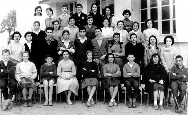 r_1960-1961_3eme c.jpg - Lycée Regnault - TANGER / MAROC - Année scolaire: 1960-1961. Classe de 3° Classique Photo fournie par Marie Adèle Griffin Les noms : en partant du haut, de gauche à droite.Dolores Erola, M.Madeleine Chevallier, ? , Lisette nahon, ?, Zoubida Fassi-Firi, Mireille Fellous. Liliane Vogele, Elisabeth Delmar, Malika Hadj Nassar, Mavita Lopez, Micheline Lebeau, France Lew, Flores, Darras?  Arlette Lebastard, Margaret Bensadon, Bernard Hirt, Zakia Fassi-Firi, Stanley Marrache, David Gozal, Elsa Medina, José-Maria Perez, Catherine Papillon-Bonnot, Nany Ciordia. Jean Rousseau, Nadine Bourdin, Michel Gauthier, x, M. A. Griffin, Farida Tedjini, Paul Guignard, Chantal Peynaud, Jacky Amar.